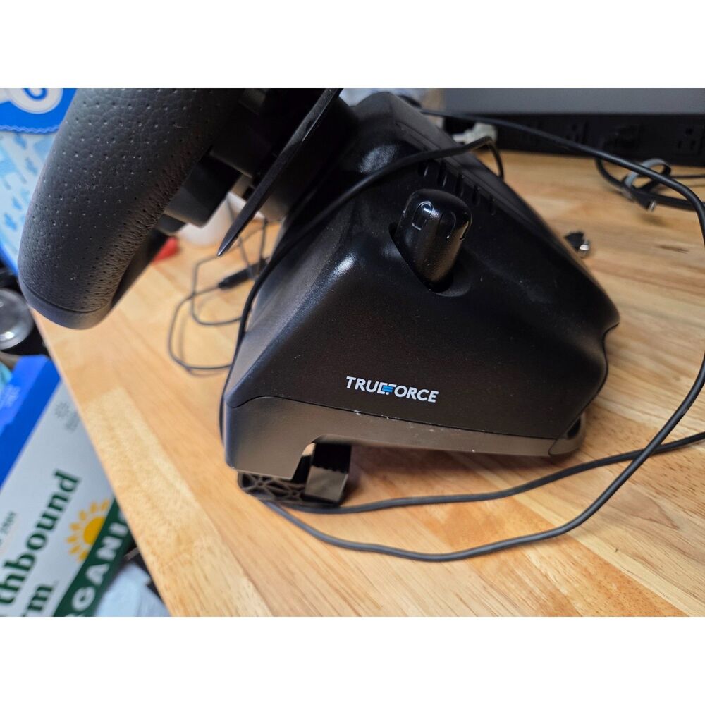 Logitech G923 Racing Wheel & Pedals for PC and Xbox - Picture 2 of 4
